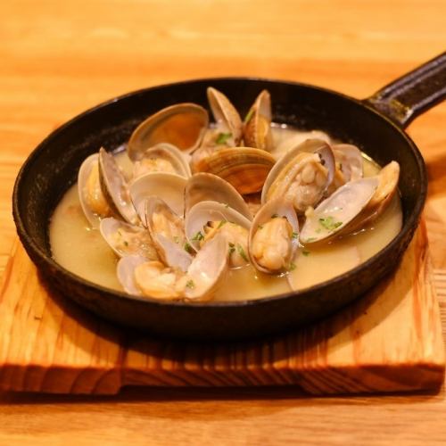Steamed clams in wine