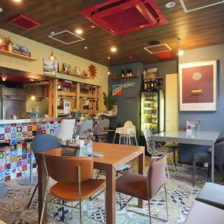 ゆったりとした広さが魅力の5名様用のテーブル席は、ご家族でのお食事や親しいご友人との集まりに最適です。美味しいお料理を囲んで、会話に花を咲かせてください♪