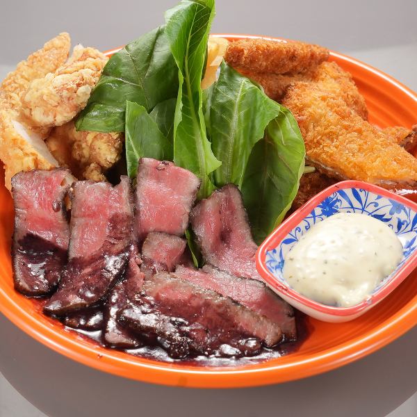 当店自慢の肉料理！オリジナルソーセージ×ローストビーフを盛り合わせで◎