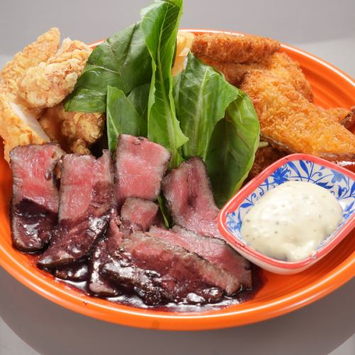 当店自慢の肉料理！オリジナルソーセージ×ローストビーフを盛り合わせで◎