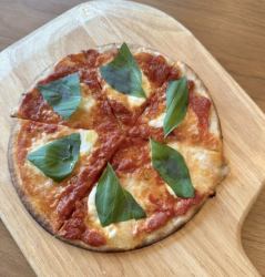 薄焼きピザ　水牛モッツァレラのマルゲリータ