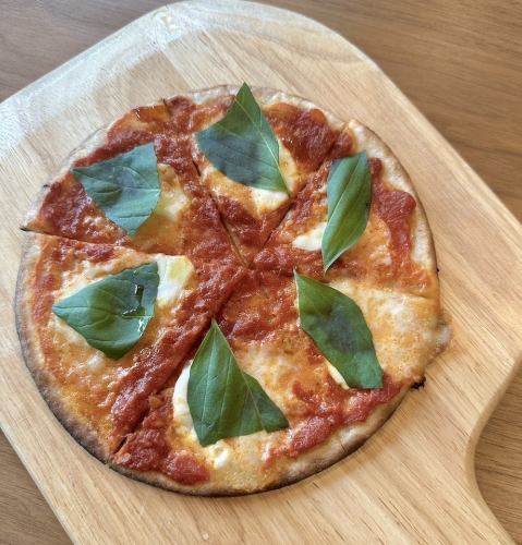 薄焼きピザ　水牛モッツァレラのマルゲリータ