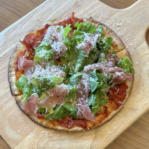 薄焼きピザ　ハモンセラーノと葉野菜のピザ