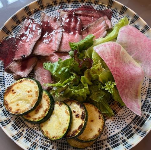 当店自慢の肉料理！黒毛和牛のローストビーフ