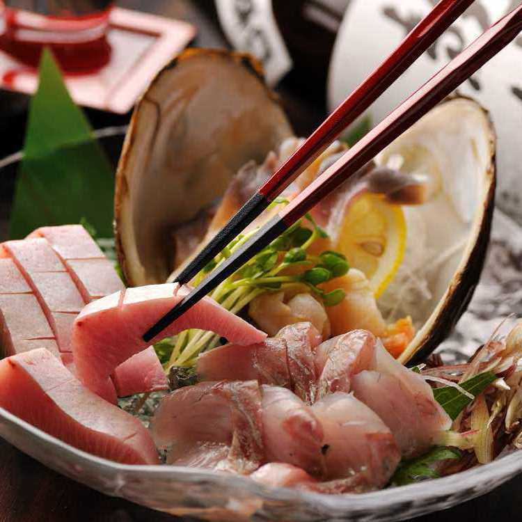 八三郎以能够享受新鲜的季节而闻名。数量有限的金华鲅鱼刺身