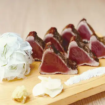 [Yasaburo Specialty] Straw-grilled Kinka bonito from Ishinomaki (salt-seared)