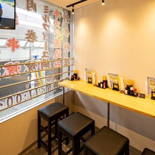 ランチの営業も行っております。大人気の冷麺セットには串焼き2本or丼がセット！各ランチにはご飯の大盛も無料！テーブル席や、お一人様でもお座りいただけるカウンター席のご用意ございます♪忘年会・新年会ご予約受付中！