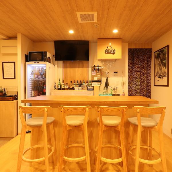 当店のカウンター席は、職人の技を最も近くで感じられる特等席。もちろん1～2名のご利用も大歓迎◎静かに過ごすもよし、会話を楽しむもよし。自分だけの時間が生まれる魅力的な空間です。