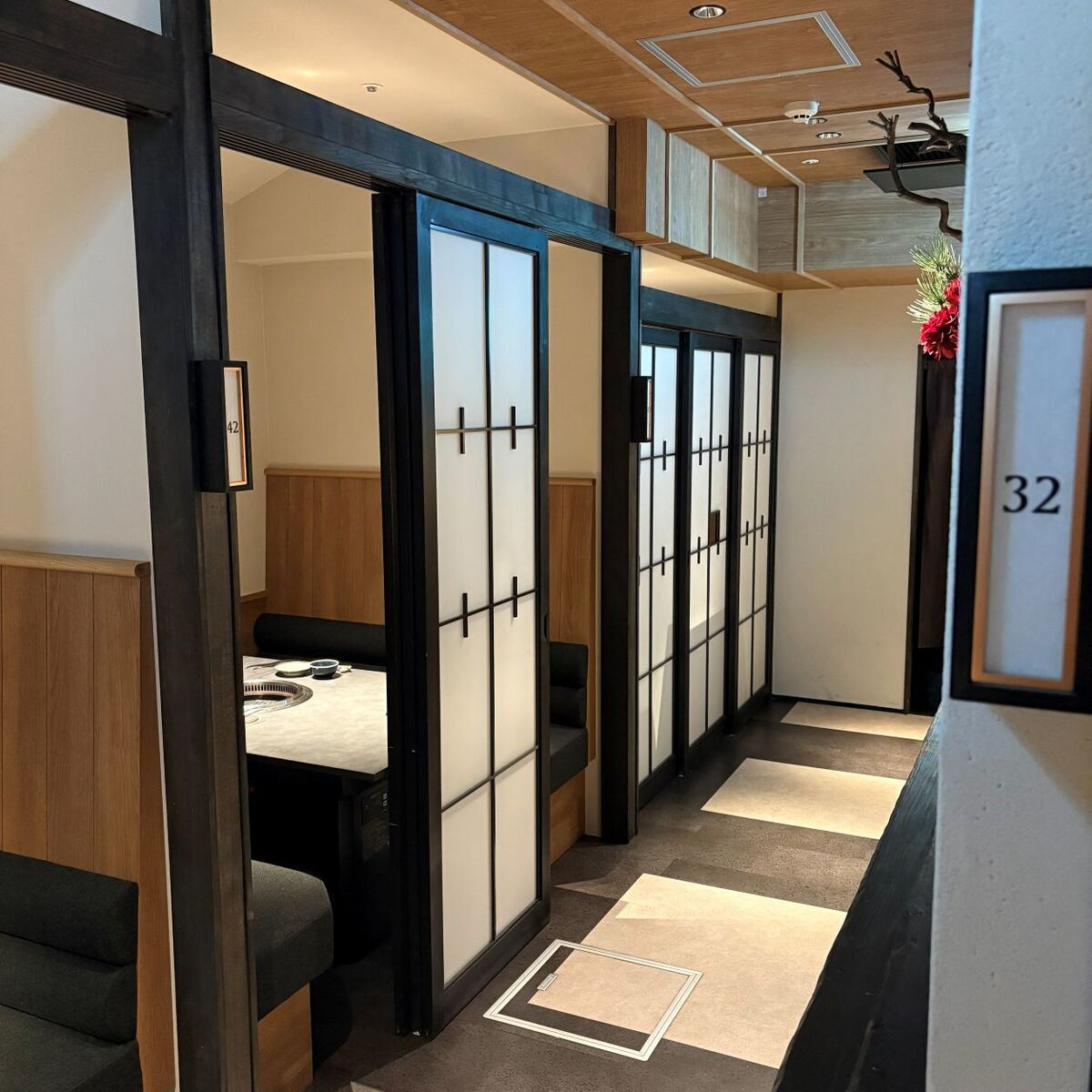 落ち着いた全20席の完全個室。