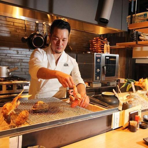 炉端焼きならではの豪快な炙りを目の前で楽しめるオープンキッチン!旬の様々な鮮魚を目の前で調理いたします。十六歳で和食に携わり、二十年間素材と味を追求してきた料理長と北海道の食材の組み合わせは感動を覚えます。