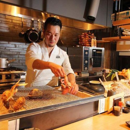 <p>炉端焼きならではの豪快な炙りを目の前で楽しめるオープンキッチン!旬の様々な鮮魚を目の前で調理いたします。十六歳で和食に携わり、二十年間素材と味を追求してきた料理長と北海道の食材の組み合わせは感動を覚えます。</p>