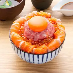 サーモンイクラねぎトロ丼
