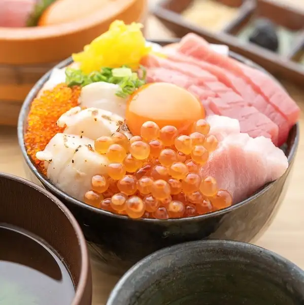 "特別な日にはこの一品！"極上どんぶり！黒田飯特盛丼♪