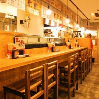 It's easy for one person to enter! The popular counter seats are lined with kushikatsu ingredients!