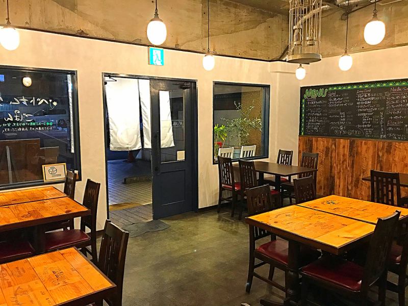 The blackboard menu on one wall has a fashionable atmosphere.Have a good time while eating delicious Asian food in the calm atmosphere! There is a partition between the tables so you can eat with confidence.