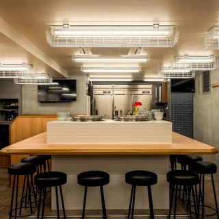 コの字を囲うカウンター席。