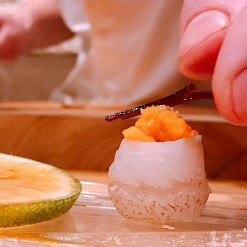 [Assorted sashimi] Salmon with sea urchin and kelp