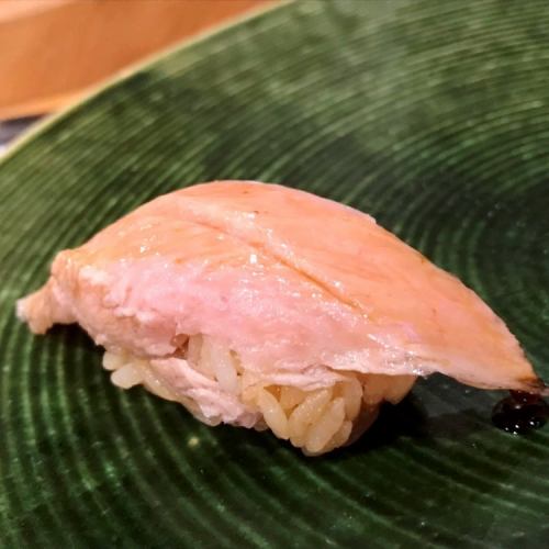 [Nigiri] Bluefin tuna grilled with straw