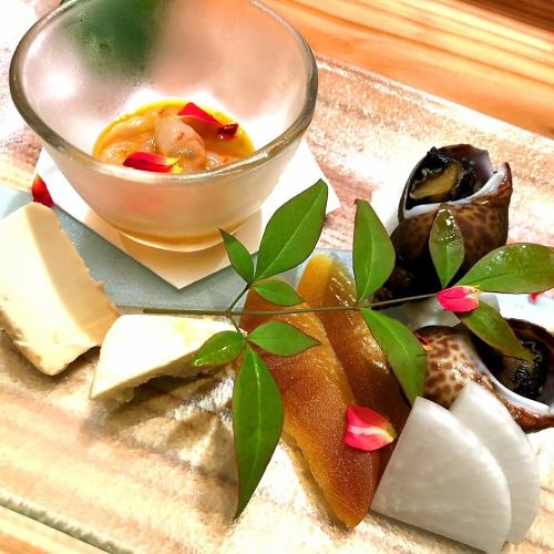 <p>“哈桑”是最好的清酒。一颗带有时令风味的宝石，洒在 8 英寸的盘子上。我们不仅为客户提供海鲜菜肴，还为我们的客户提供肉类菜肴的混合菜单。肉类和海鲜的风味组合......请尝试Ichiyo Ichikai的特殊Hitosara。我们还提供各种与菜肴搭配的时令清酒。</p>
