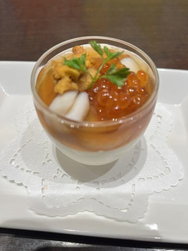Shrimp, scallops, sea urchin, salmon roe and lobster consommé jelly ~ Cauliflower mousse ~ [Limited quantity]