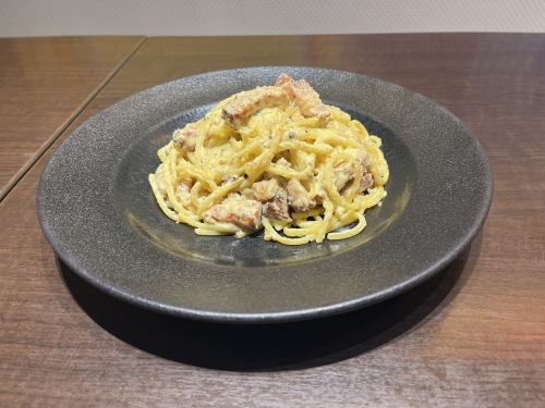 Made with fresh pasta! Rich carbonara with Iberian bacon and truffles