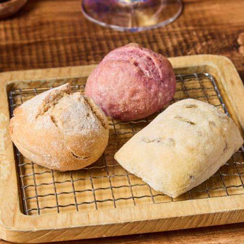 Two types of carefully selected bread from around the country