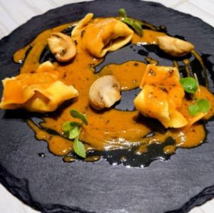 【매혹의 포아그라 축제】닭과 버섯의 라비올리 ~트뤼플과 포아그라 소스~