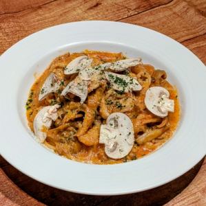 海の幸・山の幸のトマトクリームパスタ