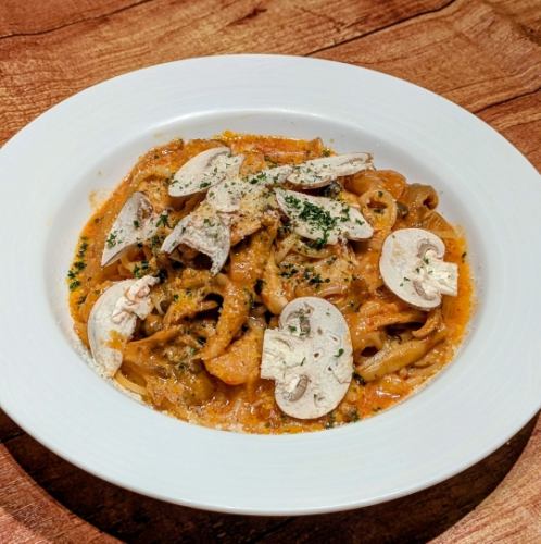 海の幸・山の幸のトマトクリームパスタ