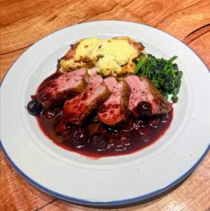 合鴨ロースのロティ～ベリーソース～