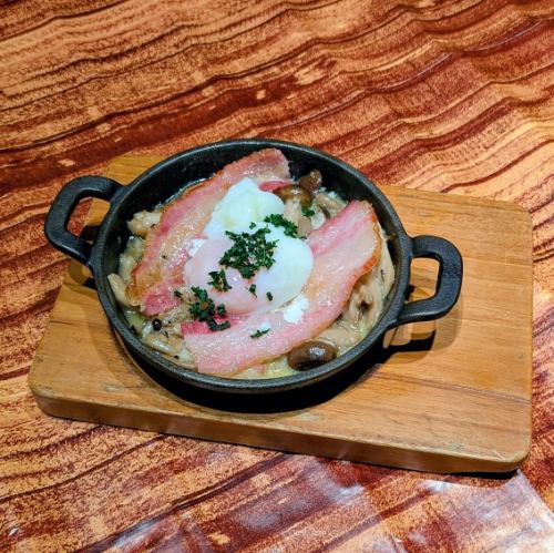 キノコとイベリコベーコンのエストファード温玉のせ