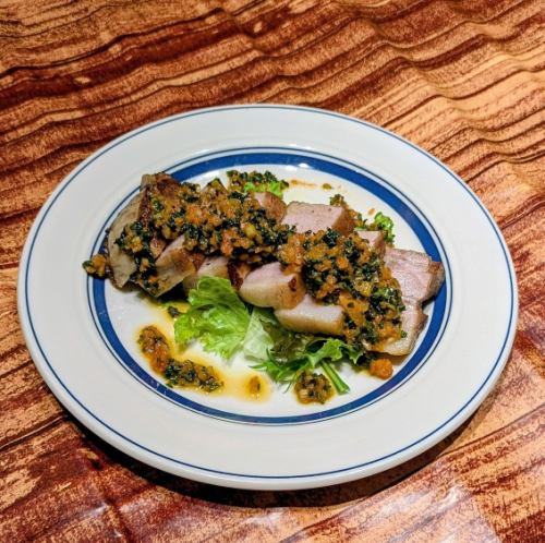 三元豚豚肩ロースのコンフィ～チュミチュリソース～