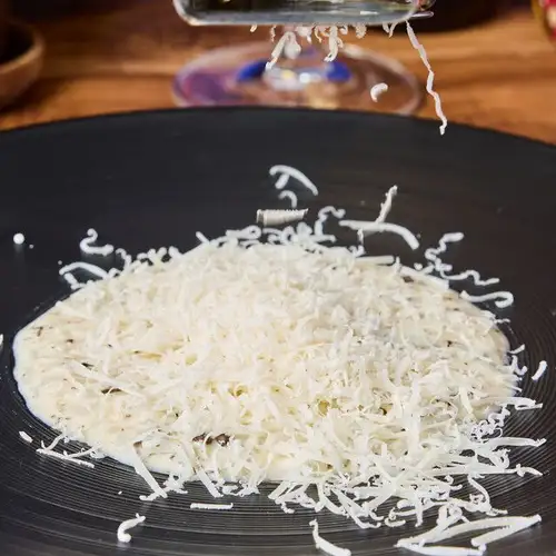 검은 송로버섯과 파르메잔 치즈 리조또