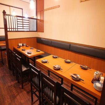 【2階】10名程の中規模宴会も慶太郎酒場にお任せ下さい！長時間滞在するコースに合わせてゆったりできるソファー席を用意しております！