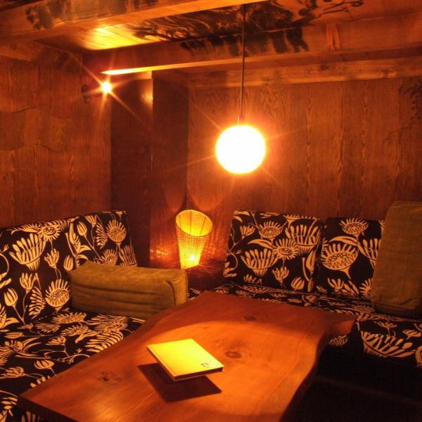 [Semi-private room] The fluffy sofa is comfortable.Below the loft seats is a semi-private room that is perfect for 6 to 7 people ♪ It is perfect for parties and girls-only gatherings.Speaking of panari, you can drink all-you-can-drink Okinawan cuisine, specialty hub balls, orion draft beer ☆ Let's drink the boasted mozuku tempura, sea grapes, bitter gourd champuru, Mimigar, etc. while staying in Kyoto ★