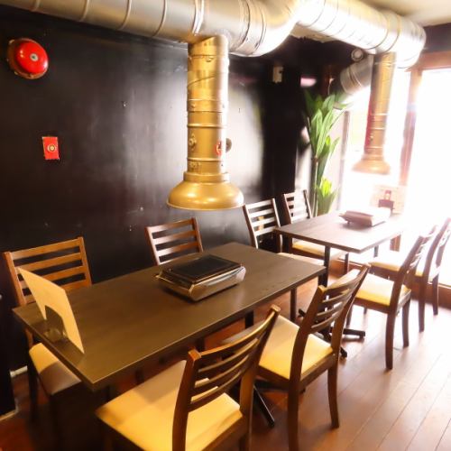 店内には 4名様テーブルが4卓あり、少人数での食事やご家族・ご友人との集まりに最適。落ち着いた空間で、ゆったりと焼肉を堪能できます。
