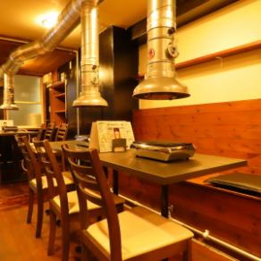 6名様用テーブルを3卓ご用意。ご家族や友人同士の集まり、会社の仲間との食事に最適な広々とした空間です。ゆったり座れるテーブルで、厳選された赤身肉と新鮮なホルモンを心ゆくまで堪能できます。東中野でグループ焼肉なら、ぜひ研磨へ。