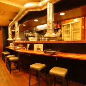 お一人様やデート、気軽な食事にぴったりのスタイルで、目の前で焼肉を楽しむライブ感を味わえます。スタッフとの会話を楽しみながら、厳選された赤身肉とホルモンを堪能できる特別な時間をお過ごしください。