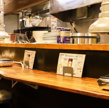 お一人様でも気軽に本格焼肉を楽しめる空間です。目の前でスタッフの調理風景を眺めながら、厳選された赤身肉と新鮮なホルモンを堪能できます。仕事帰りやちょっとした贅沢に、一人焼肉で至福の時間をお過ごしください。