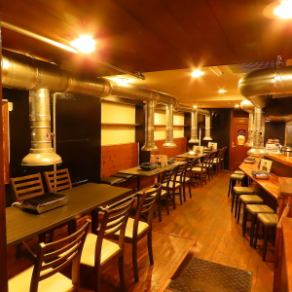 店内は木の温もりを感じる落ち着いた空間で、テーブル席とカウンター席を完備。最大34名様まで貸切可能なので、会社の宴会や打ち上げ、仲間とのパーティーに最適です。こだわりの肉と心地よい雰囲気で、特別な時間をお過ごしください。