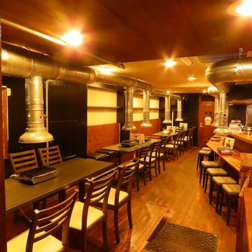 店内は木の温もりを感じる落ち着いた空間で、テーブル席とカウンター席を完備。最大34名様まで貸切可能なので、会社の宴会や打ち上げ、仲間とのパーティーに最適です。こだわりの肉と心地よい雰囲気で、特別な時間をお過ごしください。