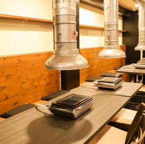 最大34名様まで貸切可能な広々とした店内は、会社の宴会や打ち上げに最適です!テーブル席とカウンター席を完備し、ゆったりとした空間で、こだわりの焼肉とお酒を心ゆくまで堪能できます。東中野で貸切宴会をお考えなら、ぜひ「研磨」で特別な時間を。