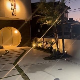 一軒家のような綺麗な落ち着いた店外、おしゃれな雰囲気で入るだけでワクワクが止まらない♪丸い形の入口と看板が目印です◎鉄板焼きを楽しみながら特別なひとときをお過ごしください☆