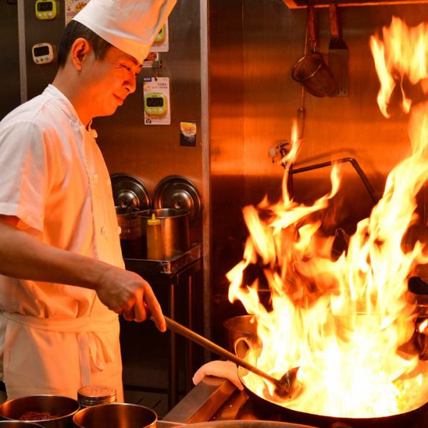 【オープンキッチン】お席からは調理風景を眺めることができ、厨房から漂う香りに食欲が刺激されます。横浜観光中にふらっと立ち寄るのも大歓迎！四川出身の料理長を筆頭に、熟練の腕前を持った3人のシェフが、本場の味を皆様にお届け！職人の技×厳選食材。本場中国出身の料理人達が腕を振るいます！