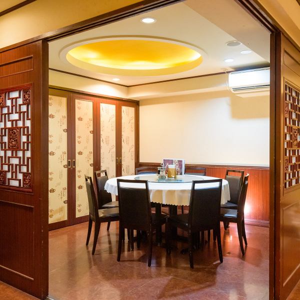 【個室】清潔感のある２階席は人数に合わせて個室をご用意。6名個室や、12名用個室等、5名～23名様までOK！ご家族との集まりやご親戚との会席にもご対応しています。2階の個室は人気席のため、お早目にご予約ください。ＮＥＴ予約も当日ＯＫ！！空席情報をご確認ください。一階と二階に喫煙ブースを設けております。