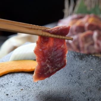 【2h飲み放題付】熊本馬刺しと馬肉溶岩焼きのコース｜桜肉のお寿司もついて馬肉を堪能♪全6品