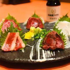 On Meat (29) Day, the horse sashimi platter is a bargain