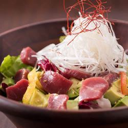 horse meat and avocado salad