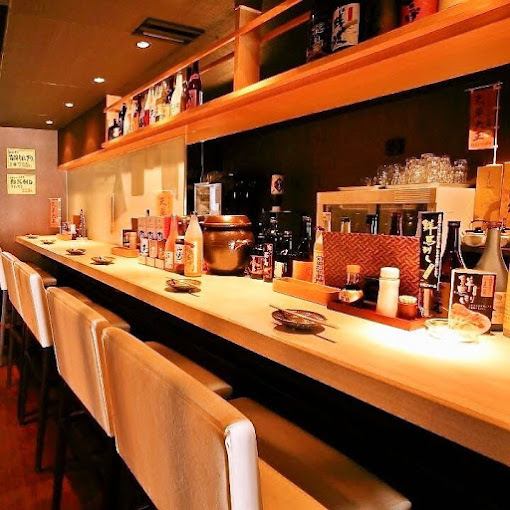 【カウンター席】カップルや同僚と、カウンター席で気軽にサク飲み！ゆったりシート席だから、カウンターでも寛げます♪和で統一された馬刺屋マサシの穏やかな雰囲気の店内は50名様から貸切可能です。最大80名様までの同窓会や歓送迎会などの各種ご宴会にご利用いただけます。（浅草/居酒屋）