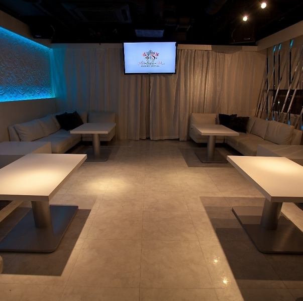 It is a completely private room that can accommodate up to 30 people! You can also use karaoke, so please feel free to contact us!